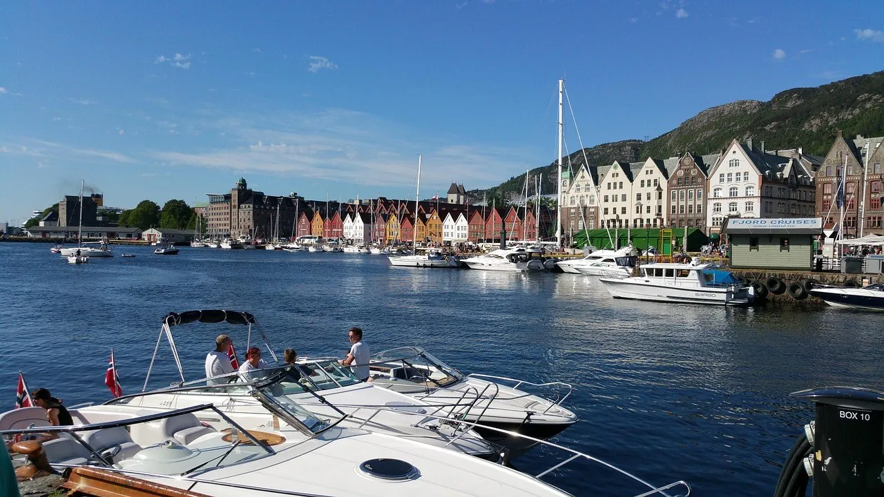 Łodzie motorowe w porcie, w tle Bryggen, Bergen