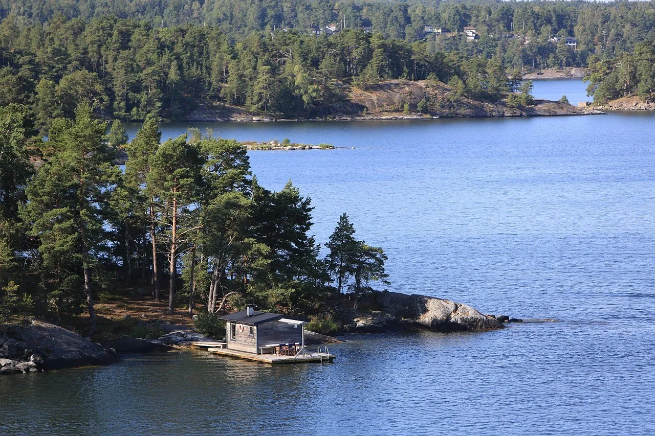 Wysepki i sosny w archipelagu sztokholmskim