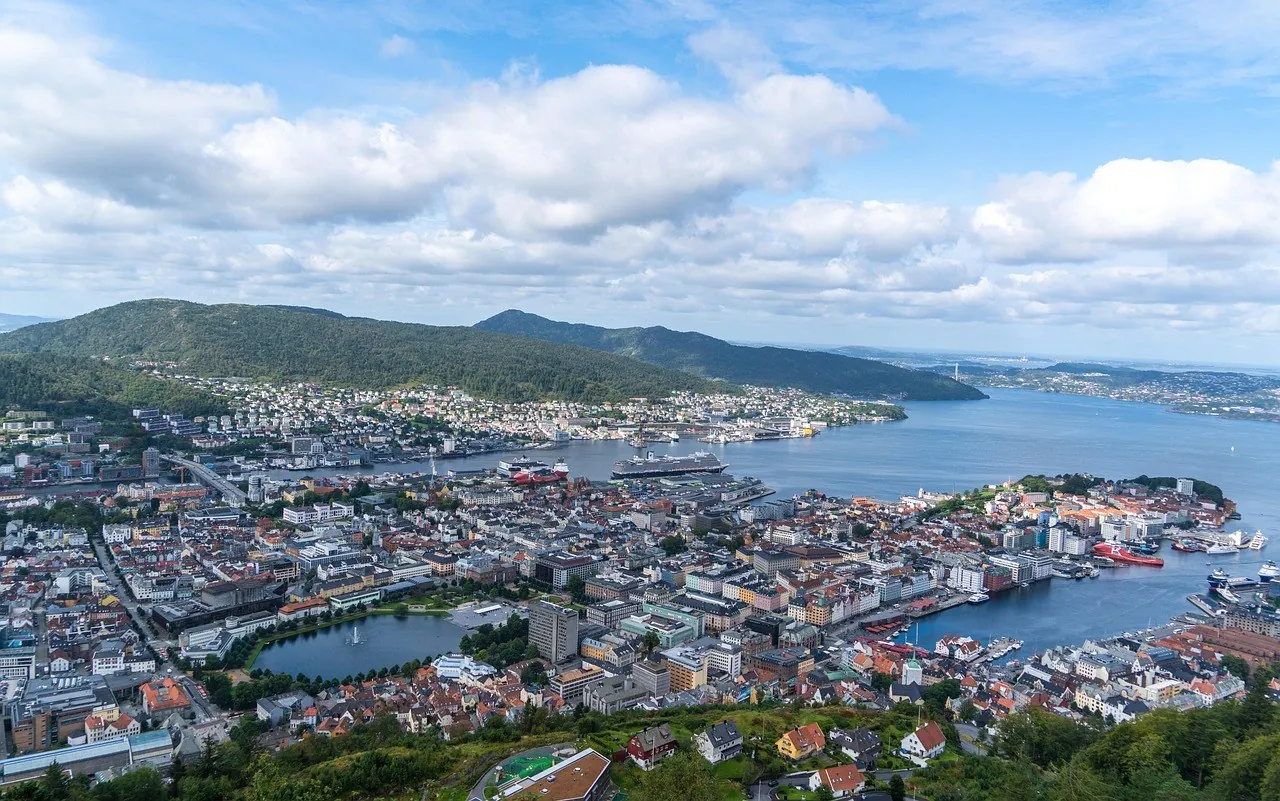 Panorama Bergen i zatoki z góry Fløyen