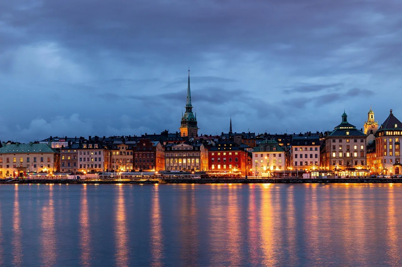 Gamla Stan nocą odbite w wodzie, Sztokholm