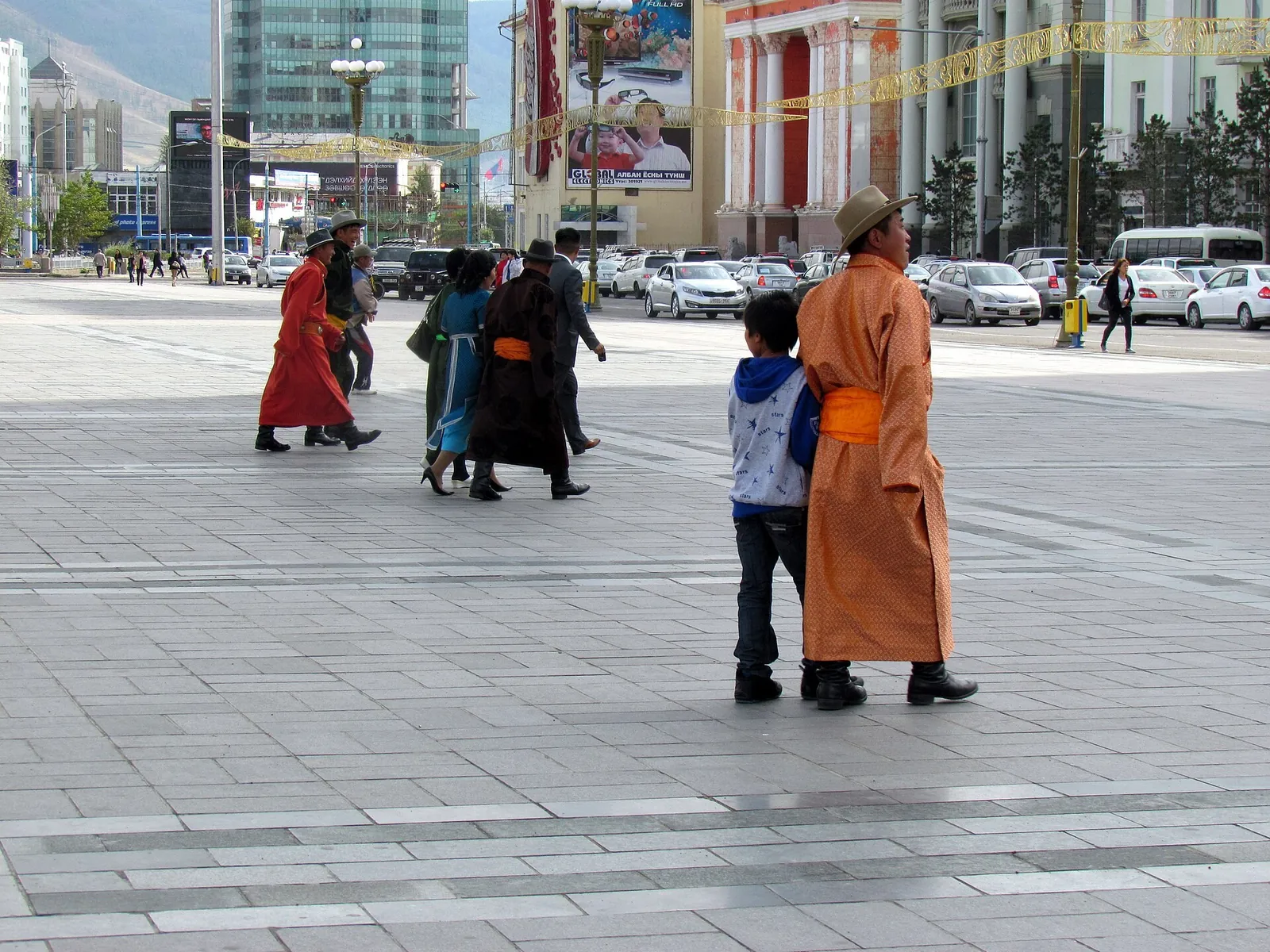Mongołowie w tradycyjnych strojach na placu Suchbaatara, Ułan Bator