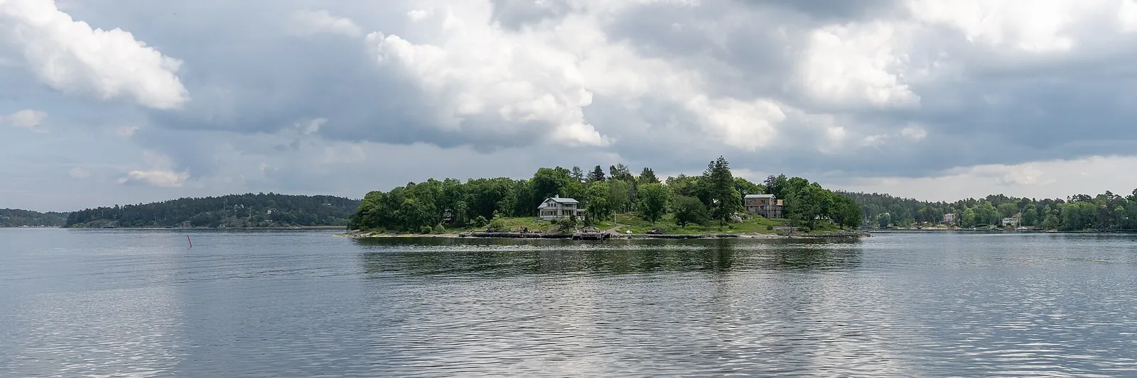 Mała zalesiona wyspa koło Vaxholm, archipelag sztokholmski