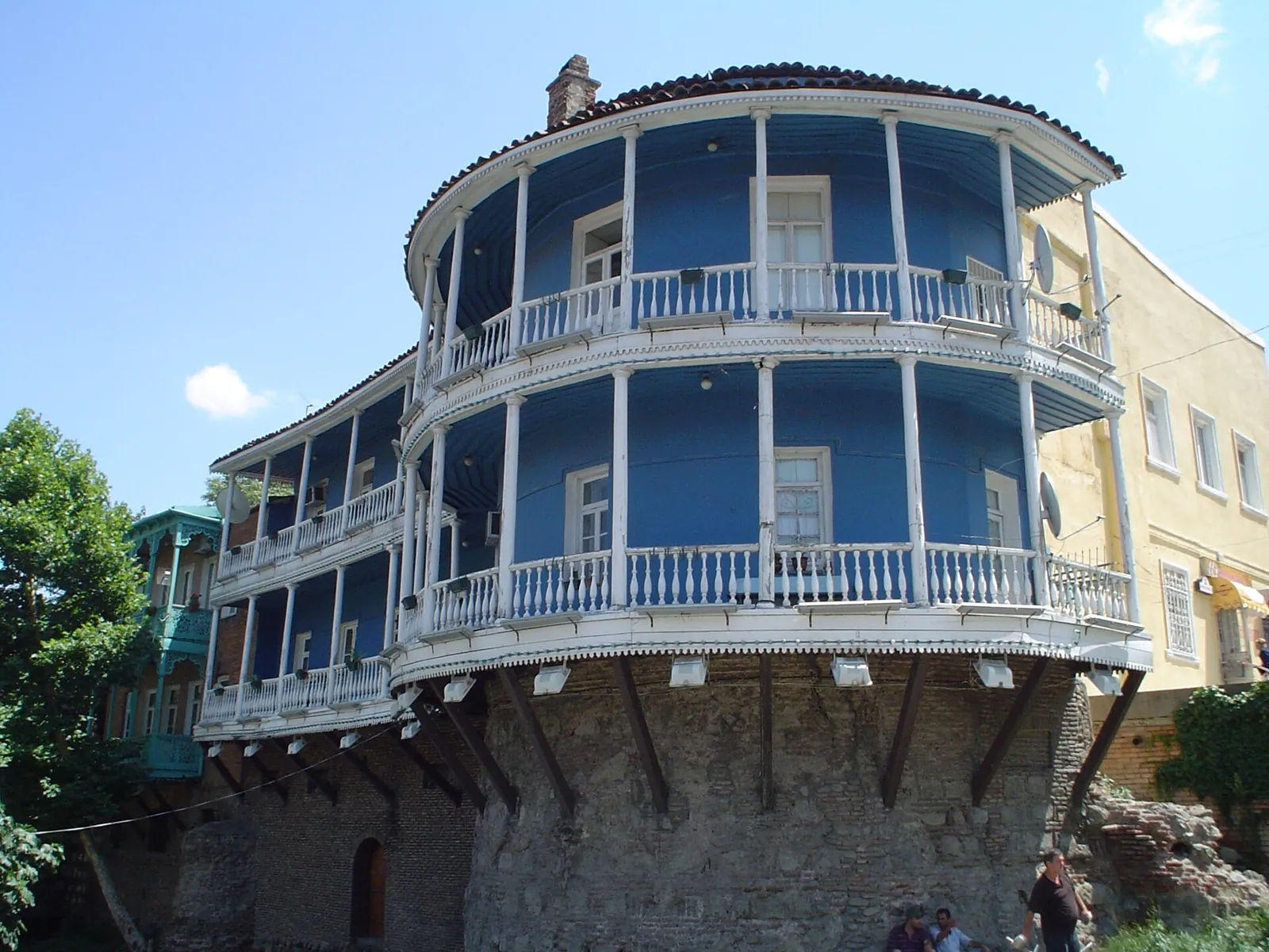 Niebieski dom z balkonami na skarpie, Tbilisi
