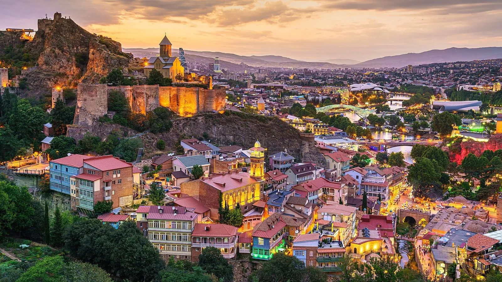 Stare Tbilisi i Narikala o zachodzie słońca