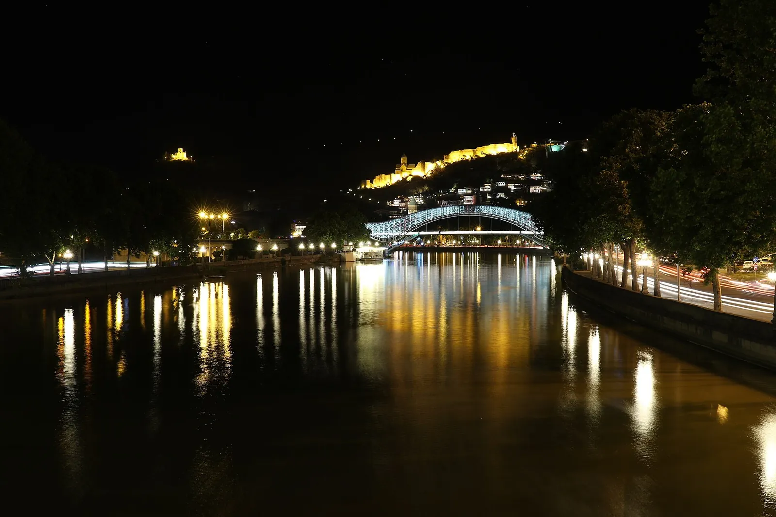 Rzeka Kura i podświetlony Most Pokoju nocą, Tbilisi