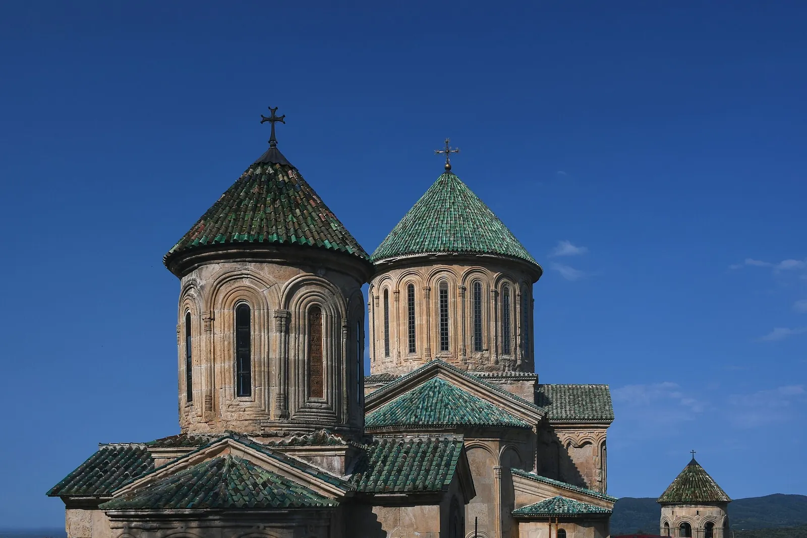 Kopuły kościołów klasztoru Gelati, okolice Kutaisi
